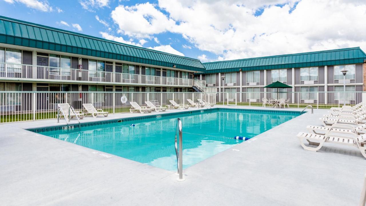 Red Roof Inn & Suites Dekalb Esterno foto