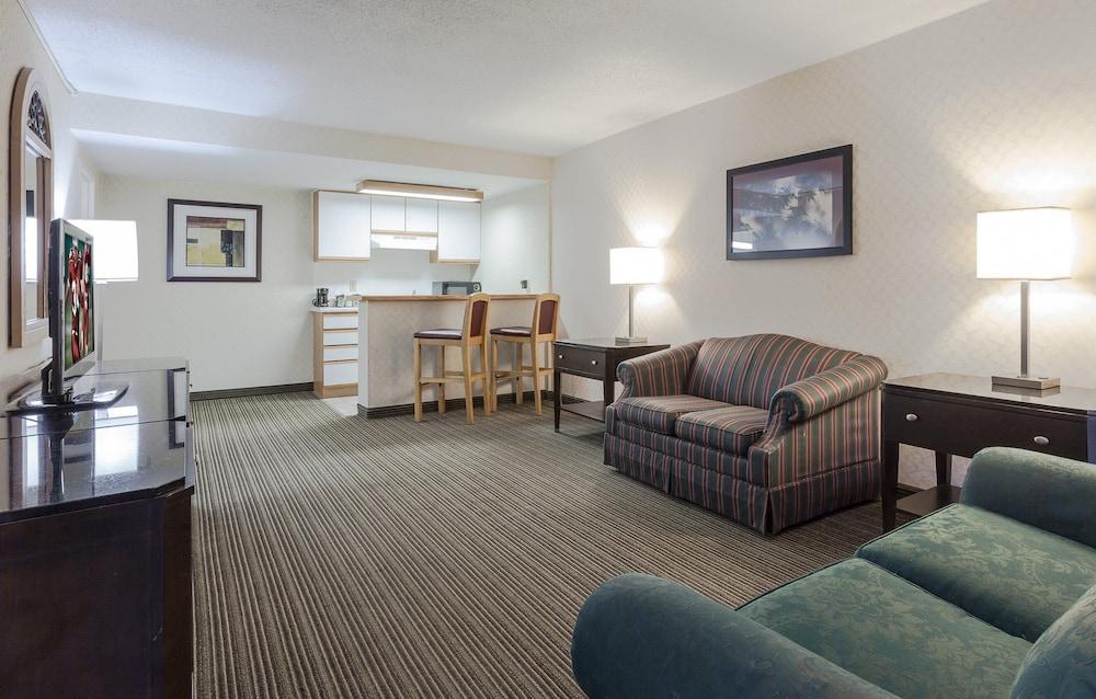Red Roof Inn & Suites Dekalb Esterno foto