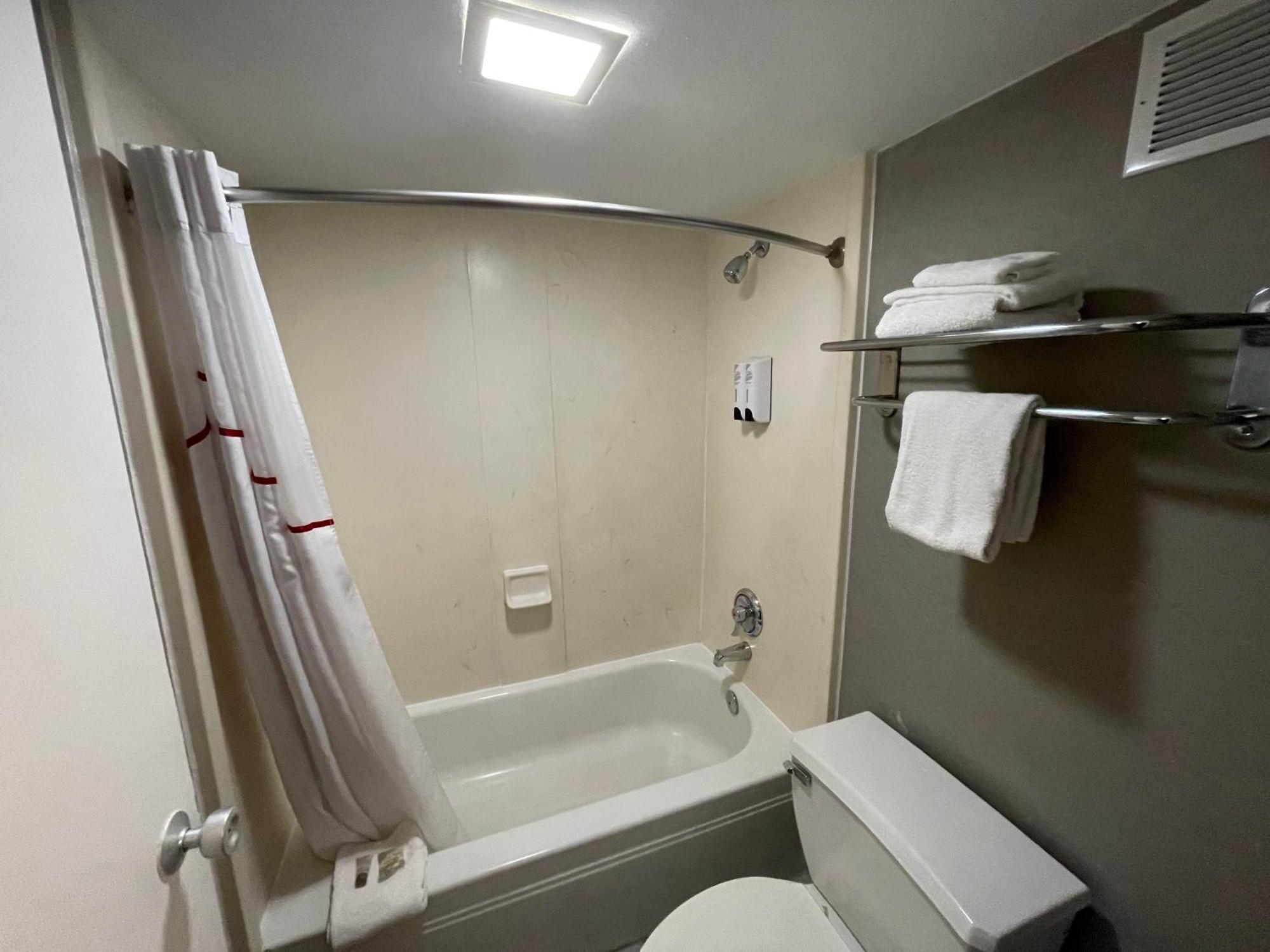 Red Roof Inn & Suites Dekalb Esterno foto