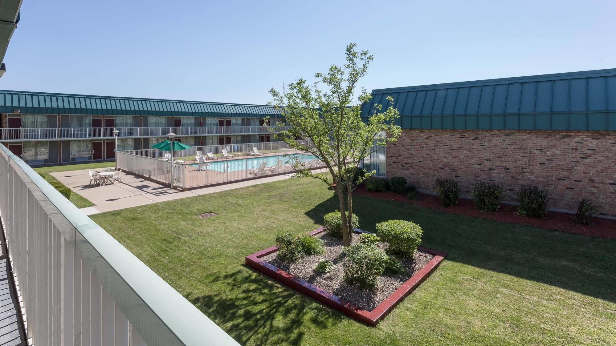 Red Roof Inn & Suites Dekalb Esterno foto