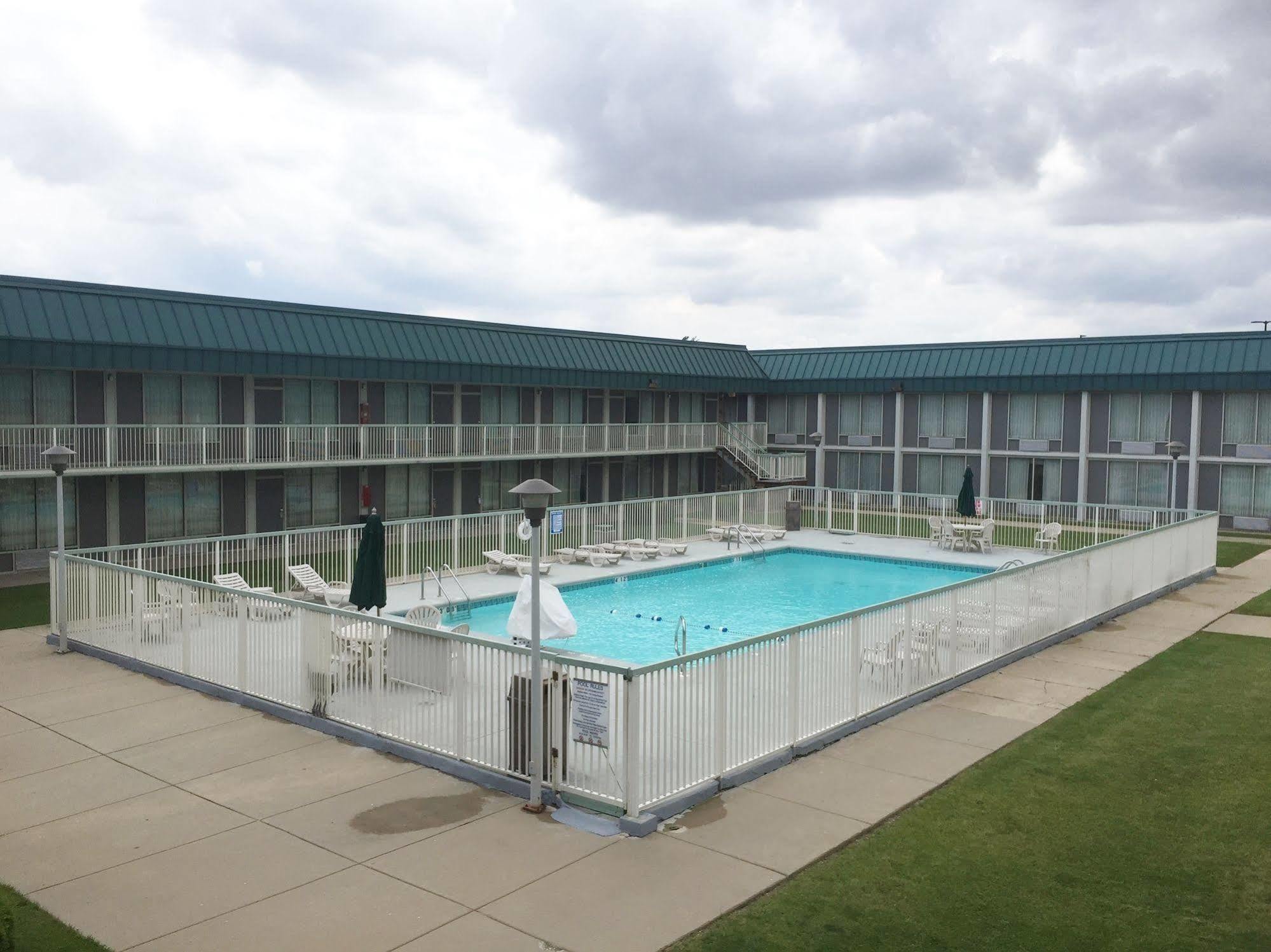 Red Roof Inn & Suites Dekalb Esterno foto
